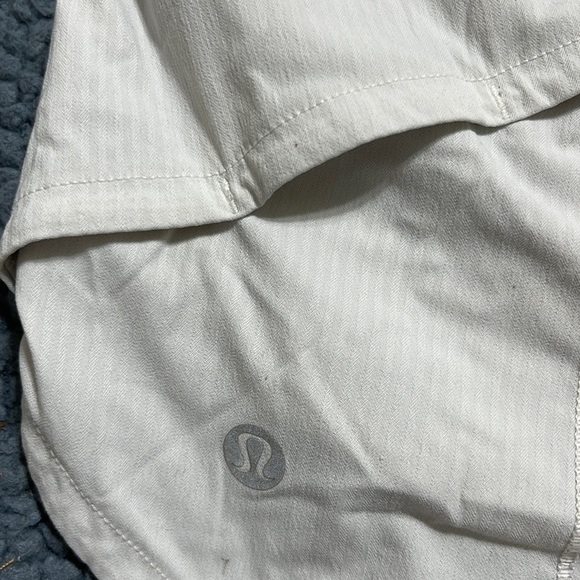 lululemon size 4 speed up low rise lines white shorts (2.5 inch) - Picture 3 of 4
